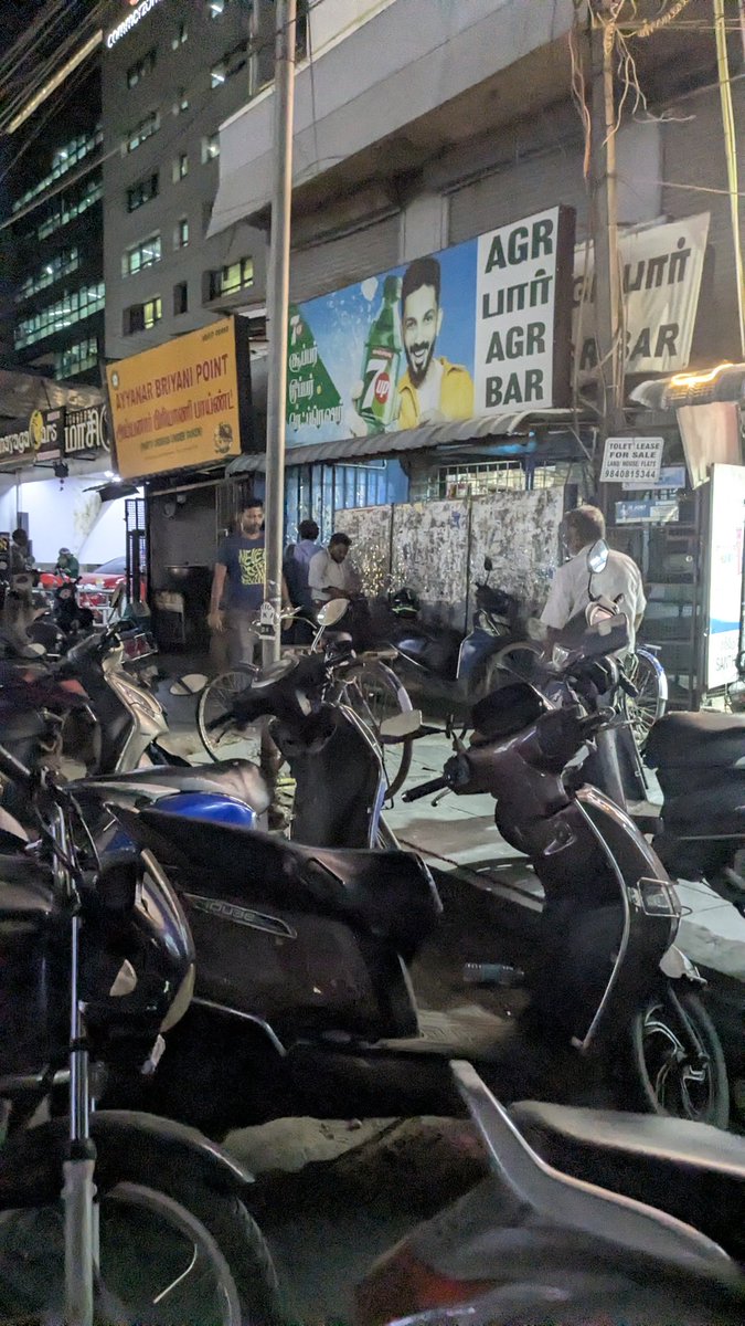 dany_arun's tweet photo. Tasmac is located near 2 IT parks commerzone and keppel porur. Drunkers creating nuisance and occupying the footpath. Requesting to close or relocate @CMOTamilnadu @CTR_Nirmalkumar @AadhavArjuna @arunraajkg ,@imrajmohan https://t.co/gI79bApwZg