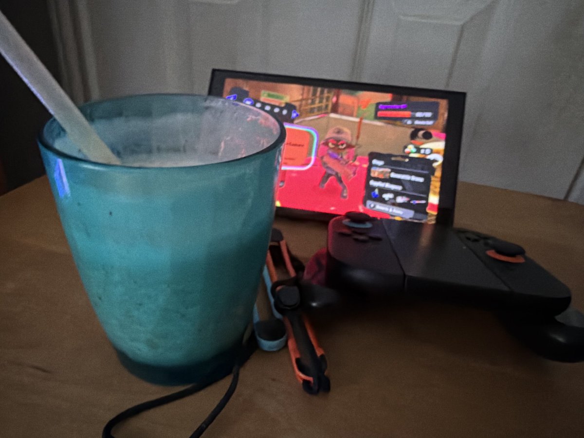 ParadoxBreax's tweet photo. Sweet or creamy? A smoothie with more fruit juice in it is SWEETER. A smoothie with more milk in it is CREAMIER. Fruit juice smoothies taste more like a cocktail, but milk smoothies taste more like ice cream. What about a mix? This is that mix! https://t.co/m3uFKwTeal