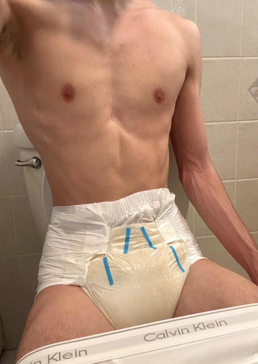 paddedintern's tweet photo. i take a morning pee when i wake up, just like everyone else 🌧️ https://t.co/kzmADlfzen