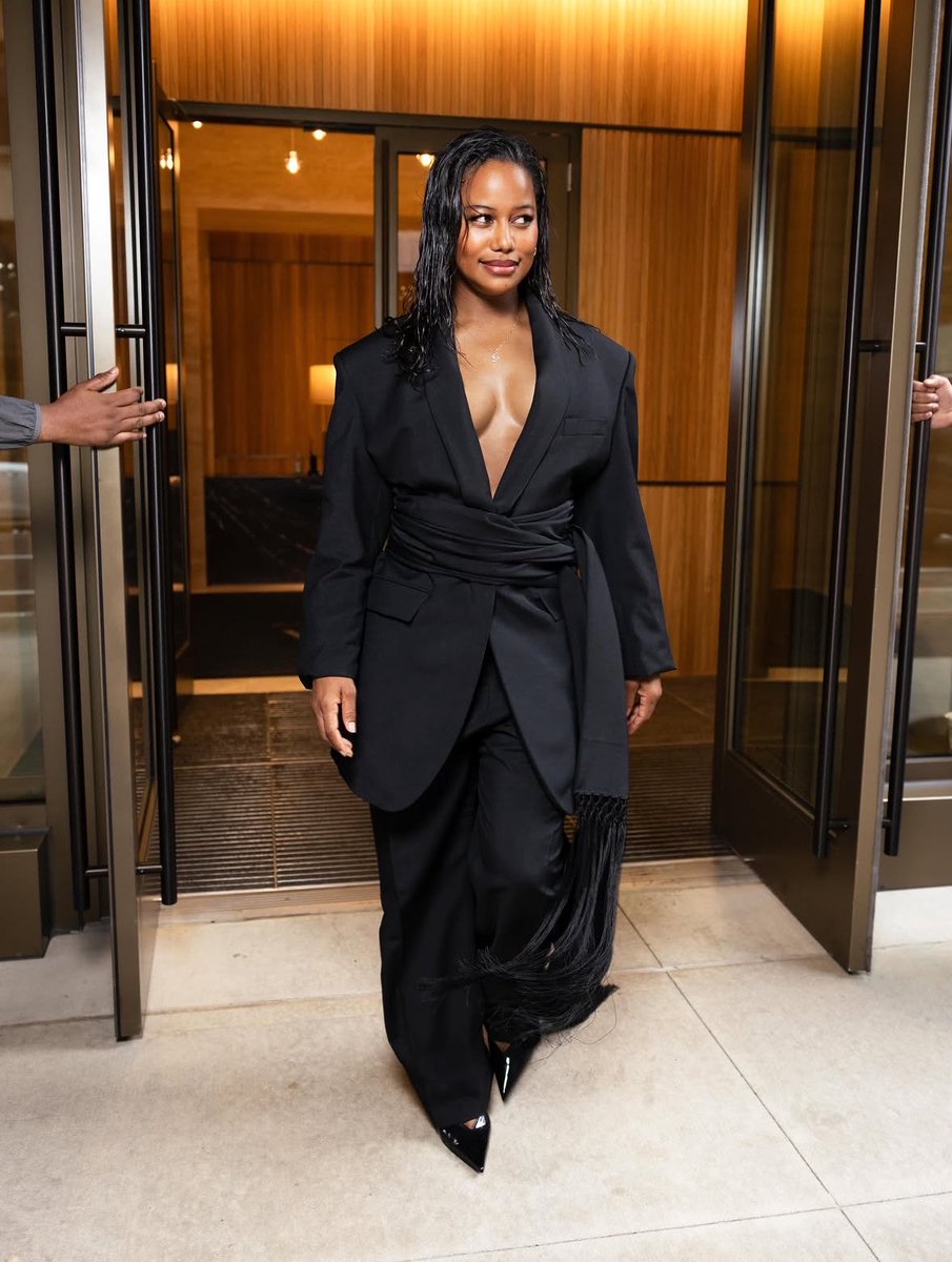NIYMUSE's tweet photo. Taylour Paige wardrobe save meee https://t.co/haSnN1AaSm