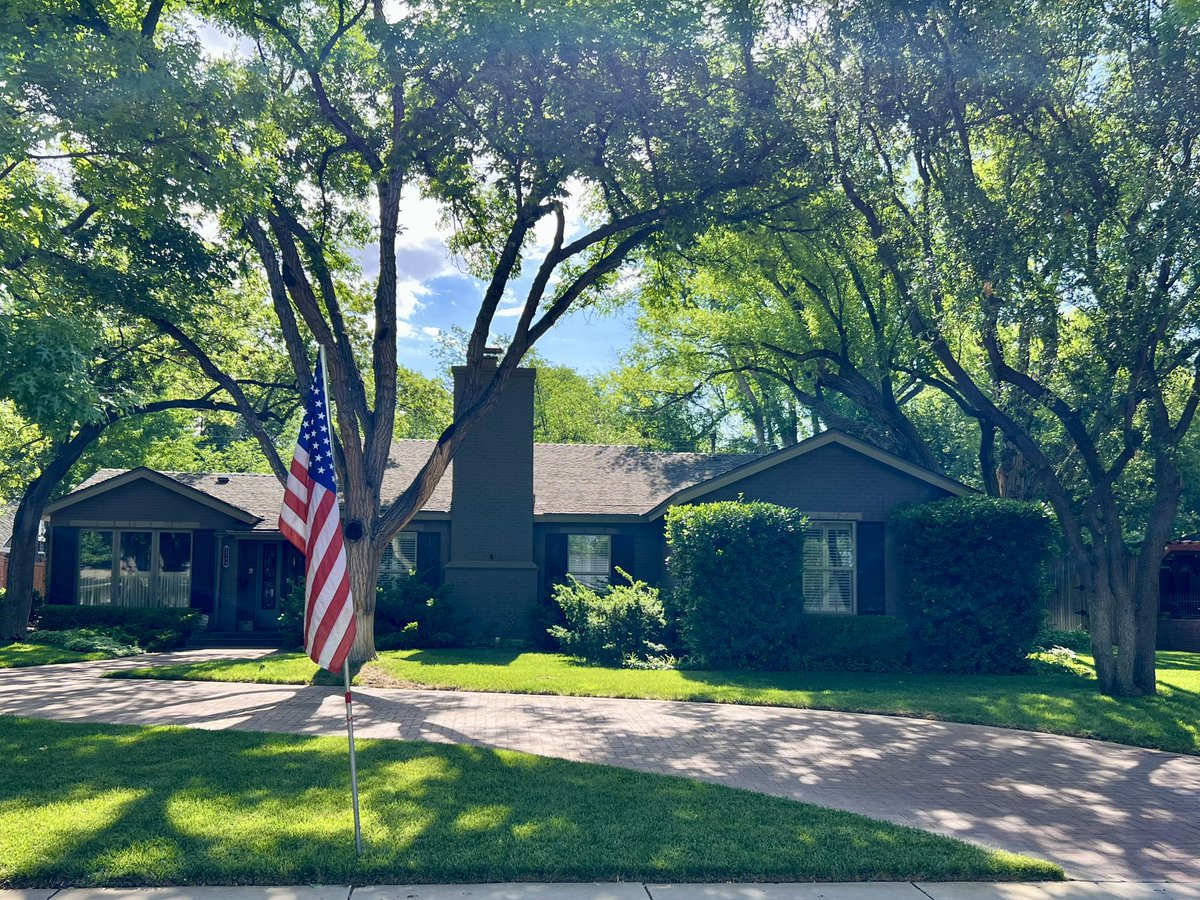 RShaneWilliams's tweet photo. Our flag is out and we’re firing up the grill. #MemorialDay 🇺🇸 https://t.co/2Yw5VrJcOk