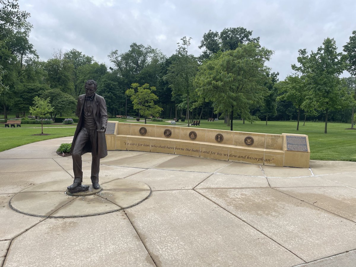 Krypton308's tweet photo. Abraham Lincoln National Cemetery in Elwood, IL #memorialday https://t.co/zjAK5w3AU3