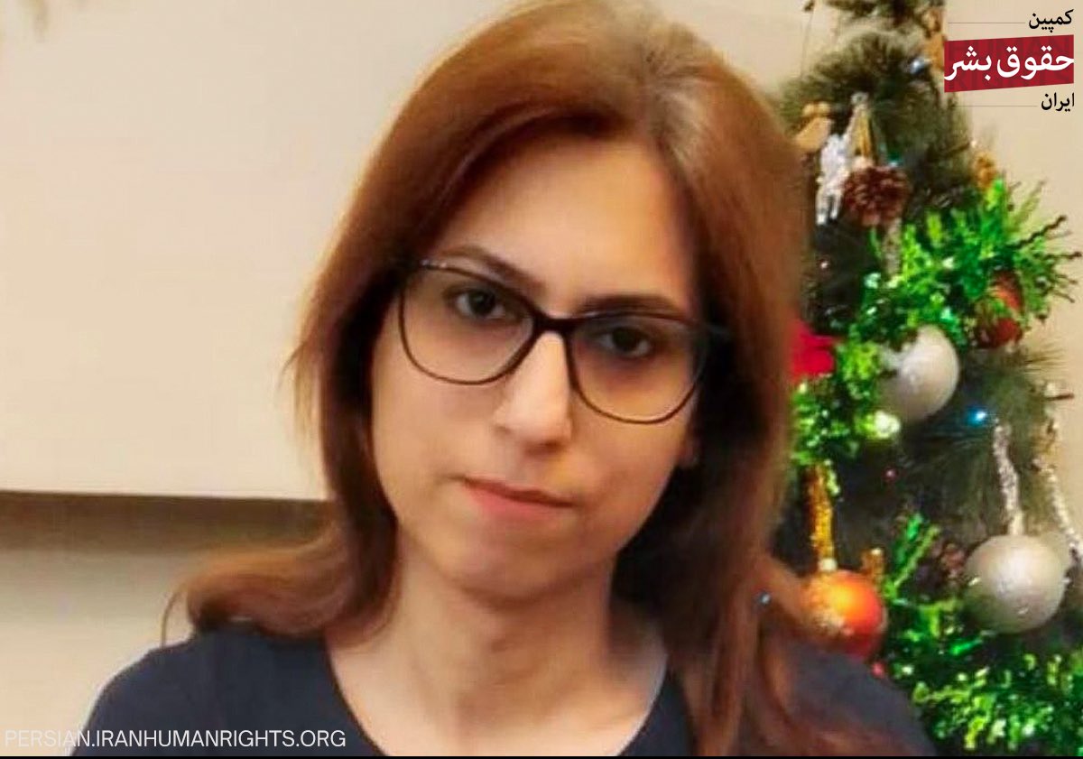 ICHRI_Fa's tweet photo. «موج تازه برخوردهای امنیتی علیه نوکیشان مسیحی»
از صدور احکام سنگین حبس تا ممانعت از درمان محبوسان 

بررسی‌های کمپین حقوق بشر ایران نشان می‌دهد که موجی تازه‌ بازداشت، محکومیت و فشار بر نوکیشان مسیحی در ایران آغاز شده است. فشارهای امنیتی و قضایی که حتی نوکیشان مسیحی در بند را نیز شامل می‌شود؛ روز ۳۱ اردیبهشت ۴۰۵،  غزل مرزبان، نوکیش مسیحی محبوس در زندان اوین، به ۹ سال و هشت ماه حبس محکوم شد. این حکم در شعبه ۳۶ دادگاه غیرقانونی انقلاب تهران و به ریاست قاضی ایمان افشاری صادر شده است. غزل مرزبان در  تاریخ ۲۵ دی‌ماه  در منزلش به دست نیروهای اطلاعاتی بازداشت و با اتهاماتی نظیر تبلیغ علیه نظام و اجتماع و تبانی علیه امنیت کشور مواجه بوده است. 

محشر (محترم) پرندین، دیگر نوکیش مسیحی که در حال حاضر در زندان اوین محبوس است، همچنان از رسیدگی پزشکی محروم مانده است. .خبرگزاری هرانا به نقل از یک منبع مطلع نوشته است که محشر پرندین از بیماری حاد قلبی و همچنین دو تومور در ناحیه زیر گلو و مجاورت مخچه رنج می‌برد و  بنا بر تشخیص پزشک زندان نیازمند جراحی فوری است. وجود تومور در مجاورت مخچه بر وضعیت جسمانی خانم پرندین اثر گذاشته و موجب اختلال در تعادل، حرکت و تکلم او شده است.

روز ۱۵ اردیبهشت ۱۴۰۵، مهدی حسن‌پور دادستان عمومی و انقلاب مرکز استان یزد اعلام کرد سه نفر از اعضای یک شبکه تبلیغی به اتهام ارتباط با «مسیحیت صهیونیستی» و ترویج آن توسط نیروهای وزارت اطلاعات جمهوری اسلامی شناسایی و بازداشت شده‌اند. او بازداشت‌شدگان را به ارتباط تشکیلاتی با اسرائیل از طریق کلیسای خانگی، پاره کردن و آتش زدن قرآن، اهانت به مقدسات و دعا برای پیروزی اسرائیل متهم کرده است. 

نوکیشان مسیحی در ایران طی سال‌های گذشته به اتهاماتی چون «اقدام علیه امنیت ملی» و «فعالیت تبلیغی علیه نظام» با فشارهای امنیتی، قضایی و اجتماعی گسترده‌ای روبه‌رو بوده‌اند. کمتر از ۲ ماه پس از حملات نظامی اسرائیل و آمریکا در خرداد سال ۴۰۴، وزارت اطلاعات جمهوری اسلامی در بیانیه‌ای از بازداشت ۵۳ شهروند مسیحی در رابطه با جنگ خبر داده بود. روندی که به نظر می‌رسد همچنان در دستور کار نهادهای امنیتی و اطلاعاتی است.
