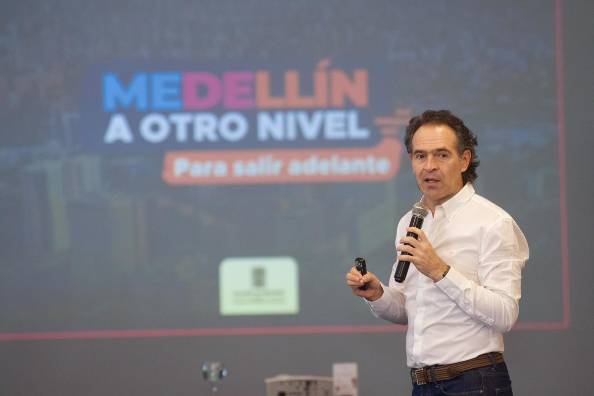 FicoGutierrez's tweet photo. Hoy nos reunimos con rectores, académicos, expertos en educación y representantes de distintos sectores productivos para conversar sobre cómo convertir los recursos que tiene EPM de la venta de las acciones en Tigo-UNE en la mejor oportunidad para nuestra gente.

Esto debe ser una apuesta de ciudad: cada peso invertido, cada beca, deben convertirse en un empleo, en un ingreso y en dignidad. 

Cuando trabajamos juntos, Medellín sigue avanzando al siguiente nivel ❤️.