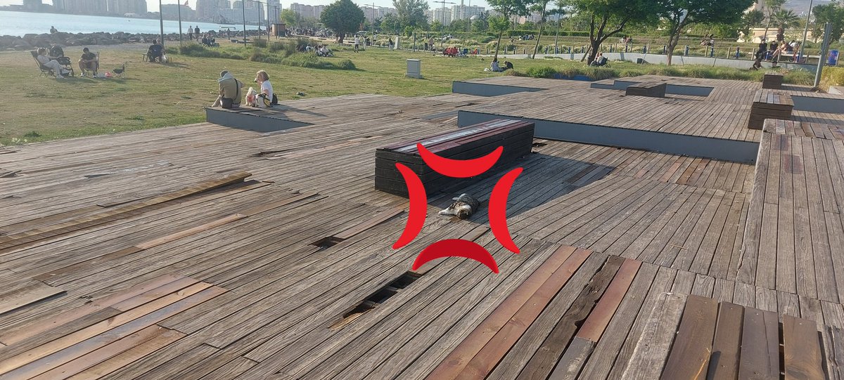 refiktt's tweet photo. Bostanlı Pazaryeri'nin hizasındaki ahşap seyir terasında,
bir kedicik can vermiş. 4 gündür burada. Çürüyüp haşereleri de toplamış. 
ekipman olmadığı için alamıyorum. İlginize.

@izmirbld @izmirhim 
https://t.co/5CTYyq4TGb https://t.co/DTnurM0s6y