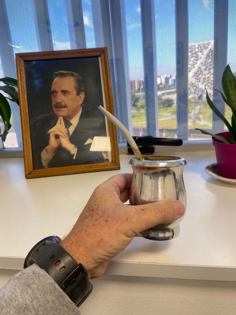 DanteVRossi's tweet photo. Un mate, una conversación, una idea compartida.

También así se construye Patria… escuchándonos, dialogando y pensando juntos el país que queremos.

¡Feliz #25DeMayo, feliz día de la Patria! https://t.co/65eBAtzj24