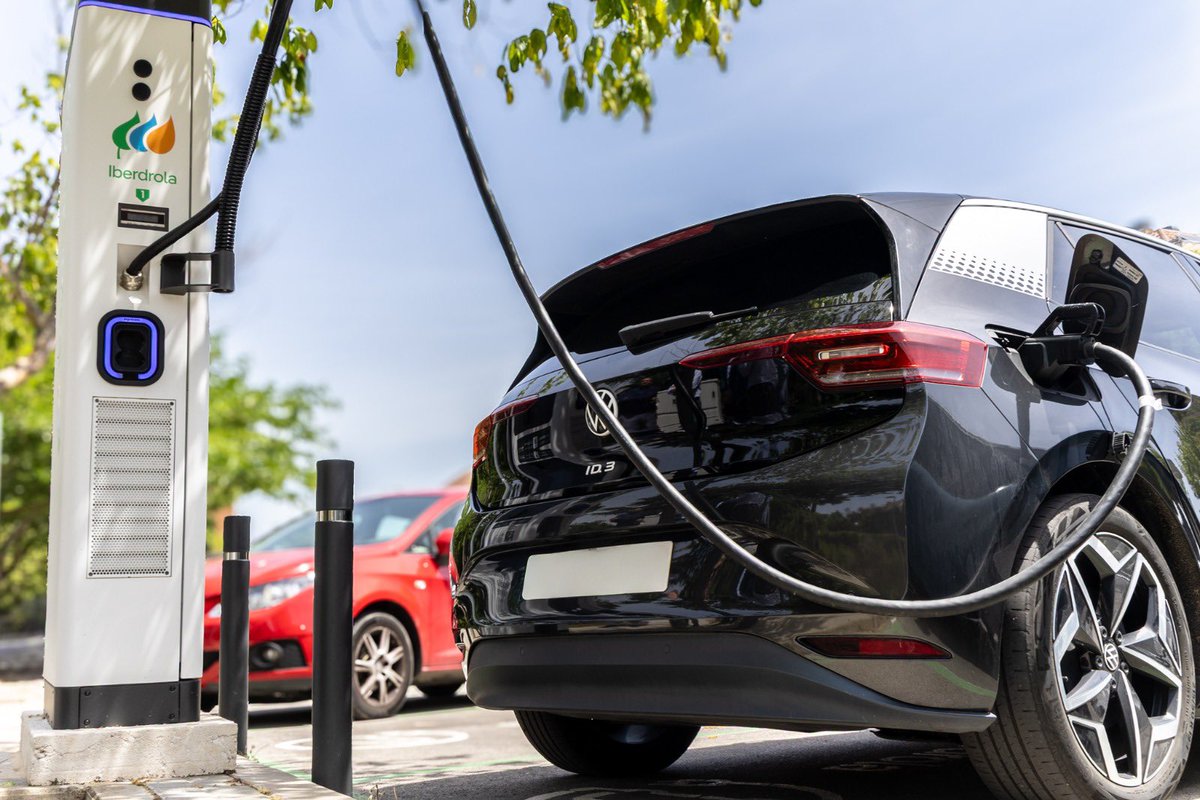 Ayto_Boadilla's tweet photo. Continuamos instalando en distintas zonas del municipio puntos de recarga de coches eléctricos, que han sido mejorados, ampliando su potencia (de 22 Kw a 30 Kw). 

También se han convertido en dobles los anteriores cargadores simples.

En este enlace encontrarás las nuevas ubicaciones en las que se han instalado cargadores 👉 https://t.co/6Yoasrie5P