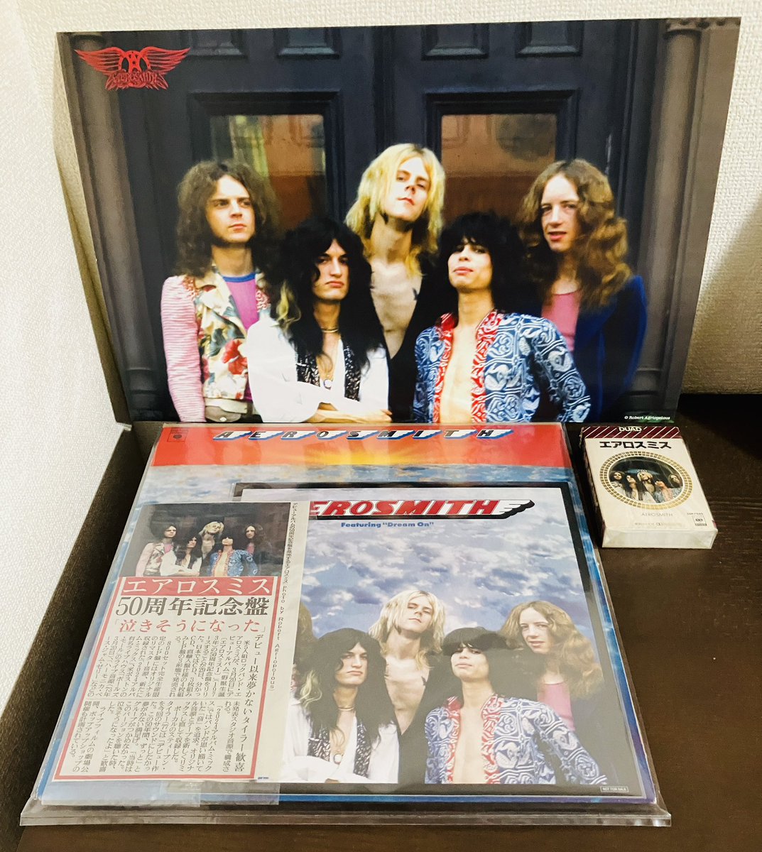 SOStoobad3's tweet photo. エアロスミス 野獣生誕
レジェンダリーエディション
USでは無料配布された
両面ポスターが到着
特に黄色バックが特殊なポートレート
何持ってるのか、ラーの鏡🪞?笑
#Aerosmith
#LegendaryEdition
#IamStevenT
#野獣生誕 https://t.co/IVSpCgZ6e2