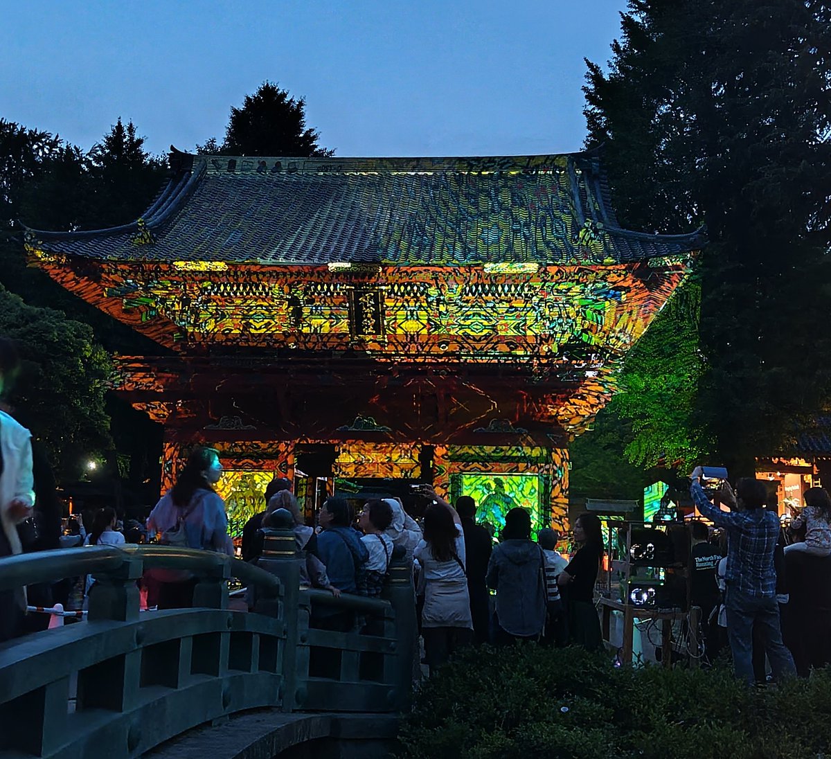 love_ewf's tweet photo. 「Wrapping The Earth in #根津神社」

せっかくなので夕べ、行ってみました
なかなか日が沈まなくて、ライトアップが華やかに映るまで１時間くらい待った…
脱出する人も出た流れで良い場所で観覧できちゃったけど、ブンブン飛ぶ虫に耐えられず自分も脱出
とりあえず行けて良かった

綺麗でしたー✨ https://t.co/jz3QhPyJfo