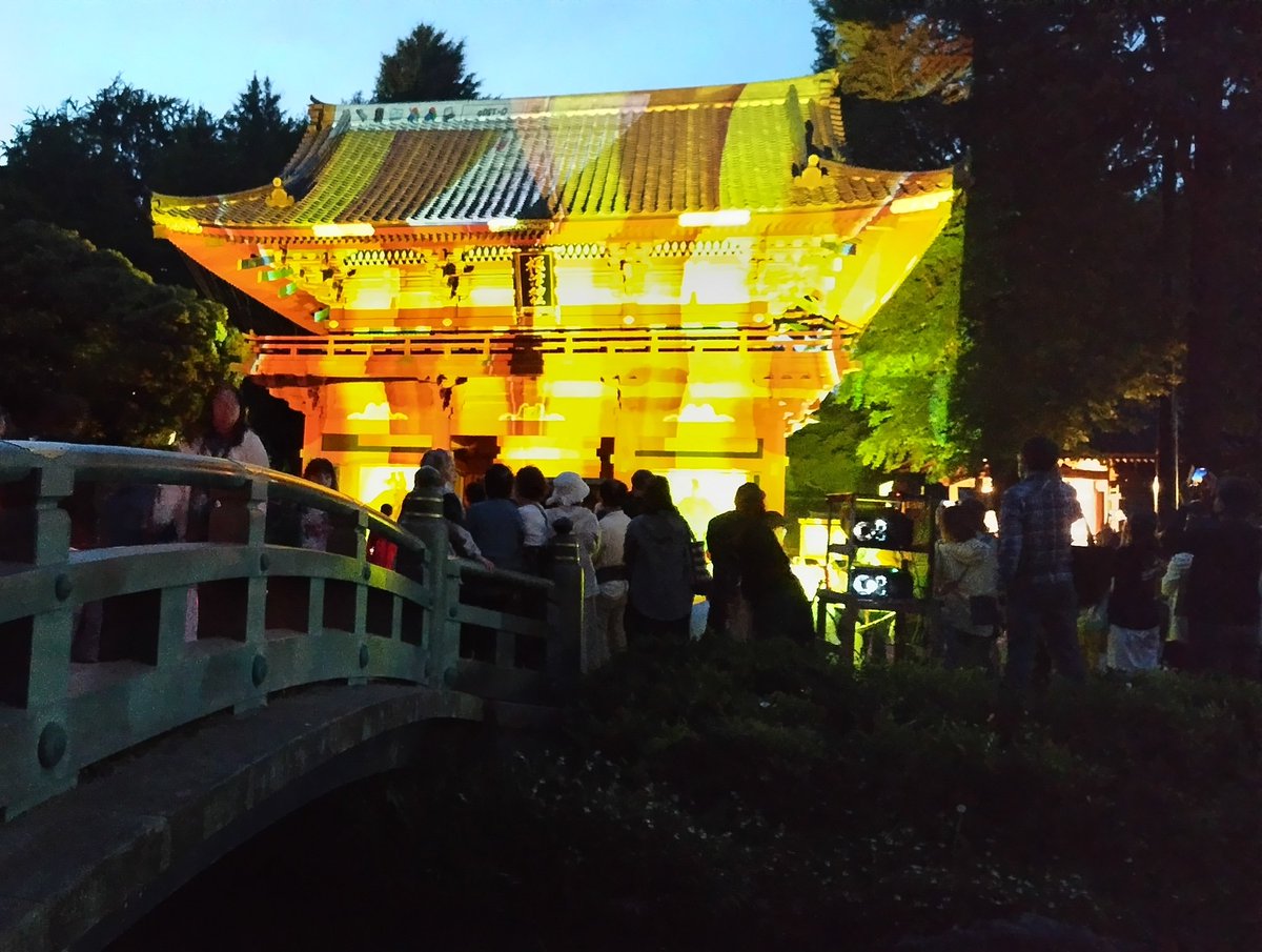 love_ewf's tweet photo. 「Wrapping The Earth in #根津神社」

せっかくなので夕べ、行ってみました
なかなか日が沈まなくて、ライトアップが華やかに映るまで１時間くらい待った…
脱出する人も出た流れで良い場所で観覧できちゃったけど、ブンブン飛ぶ虫に耐えられず自分も脱出
とりあえず行けて良かった

綺麗でしたー✨ https://t.co/jz3QhPyJfo