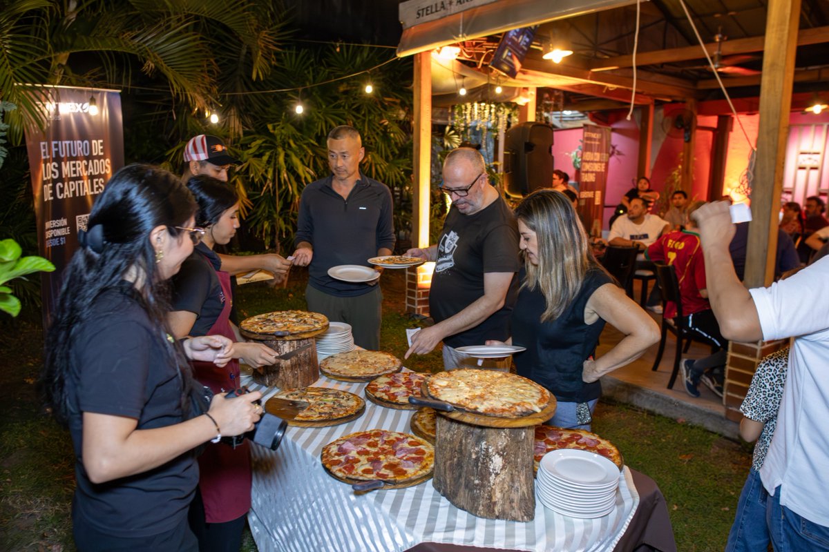 satcollectivesv's tweet photo. 70+ Bitcoiners in San Salvador celebrated Pizza Day 🍕

We had conversations over pizza, learning, and real connection. This is what it looked like when community showed up.

Thanks @Bitfinex for making it happen.🧡 https://t.co/lyd107O9v4