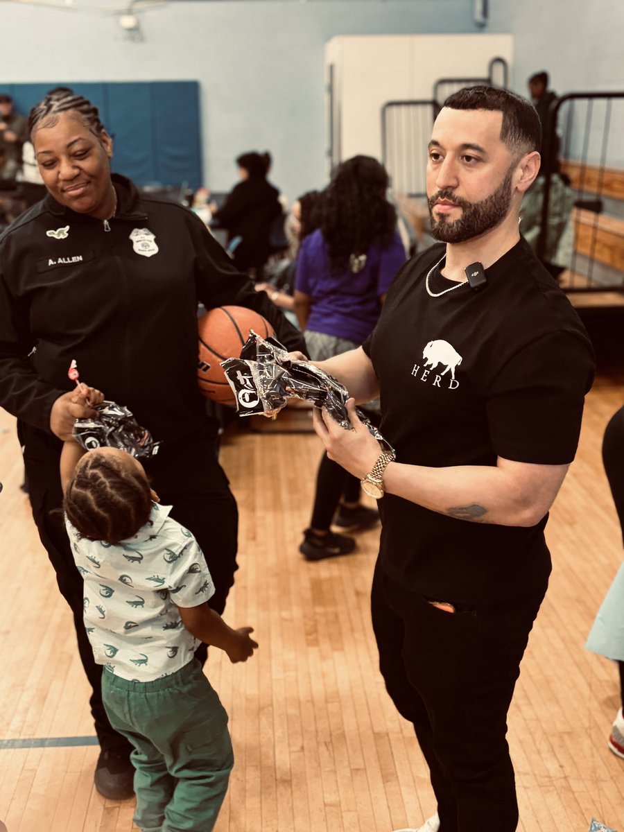 Balis357's tweet photo. Teamed up with the @BuffaloNYPolice for the B Inspired Youth Empowerment event this past weekend 🦹🏽‍♂️🏁 

Full cinematic 4K recap trailer by Nova Vision coming soon! 🎥🔥

Stream my standalone solo studio album 'Selfless Gestures' out now on all major global platforms! 💿📈 

JOIN THE HERD 🦬❤️
#BalisticMan #BuffaloHerd #SelflessGestures #BuffaloPolice #YouthEmpowerment