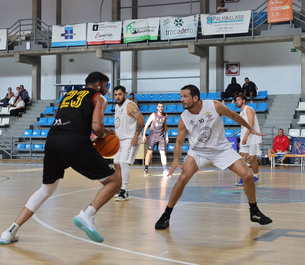 CDMBaloncesto's tweet photo. 🏀 El #CDMBaloncesto B quedó campeón de la Liga Insular de La Palma tras vencer en semifinales al Tenisca (81-73); y en la final al CB Breña Baja Calpe (59-74). 

📷 #BenahoaritaBasketNews

#DaGustoSerUnGuerrero https://t.co/QfMj5s8NVG