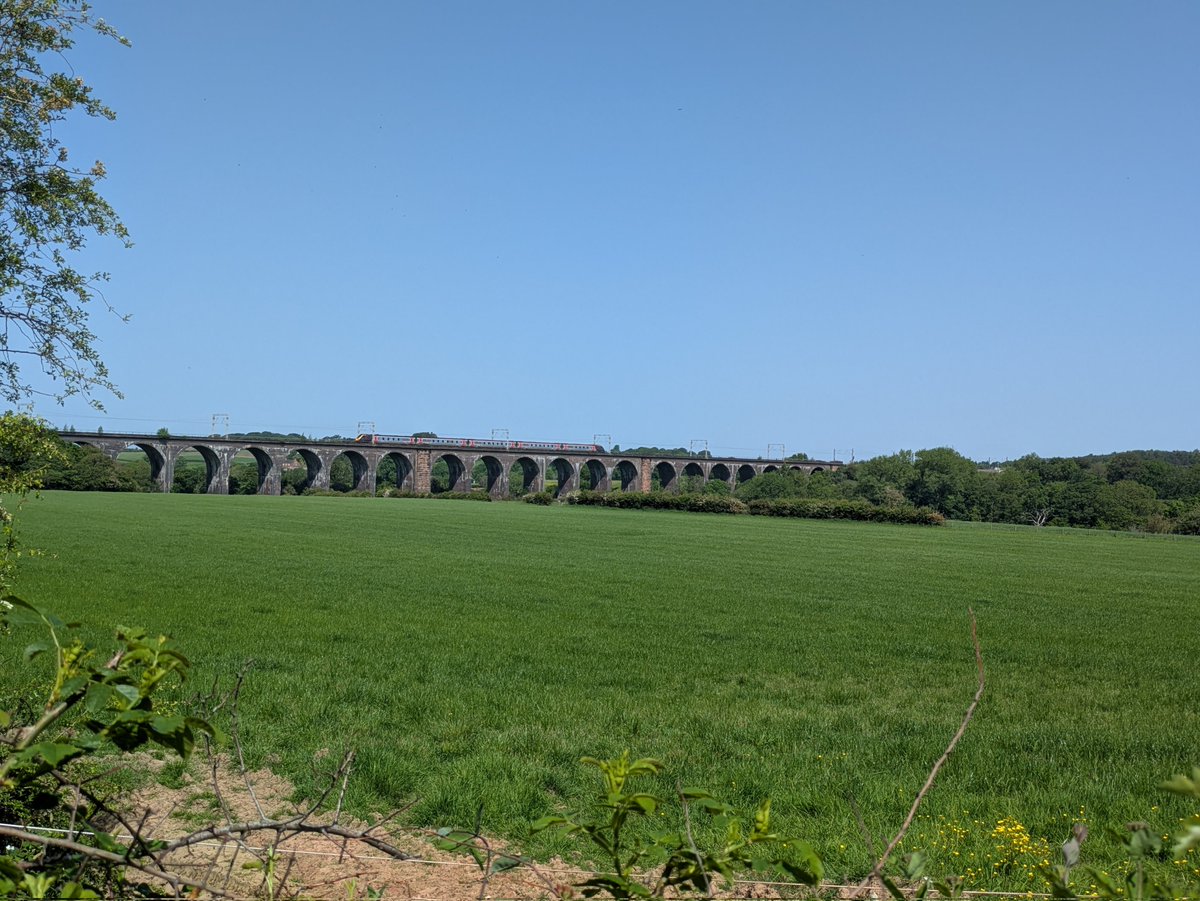 KiteExplores's tweet photo. A XC voyager crossing the North Rode Viaduct and a Northern 323 crossing the Congleton Viaduct. Both taken from the Macclesfield canal towpath ☀️ https://t.co/I4vFFVDOHW