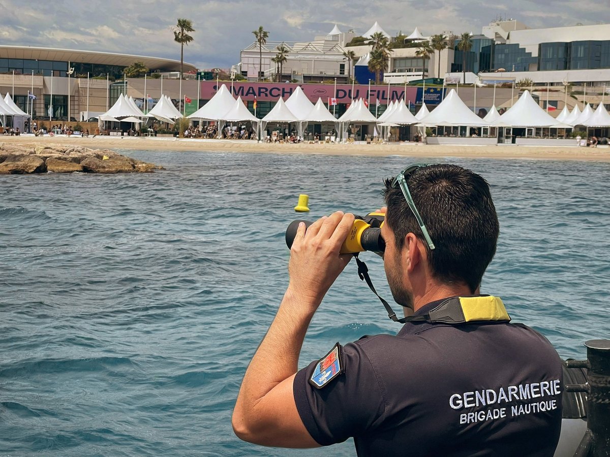 Gendarmerie's tweet photo. #FestivalDeCannes 🍿 La #Gendarmerie était présente 😌 !
➡️ Régulation des flux
➡️ Respect des arrêtés préfectoraux
➡️ Surveillance des points sensibles
🤝 En coordination avec la @PoliceNationale  et la police municipale pour que la 79ème édition se déroule en toute sérénité. https://t.co/Jabd0x849z