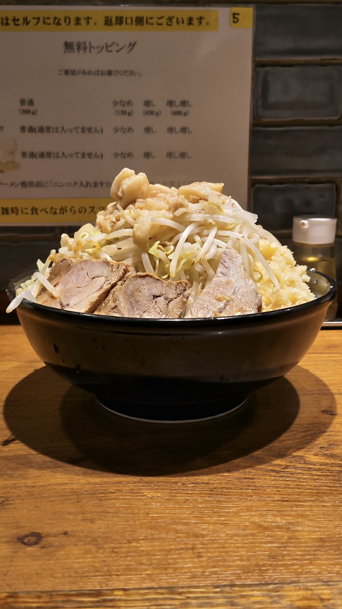 Cold_of_Shonan's tweet photo. ラーメン 豚嵐(板橋区蓮根)

豚嵐ラーメン(豚3枚・300g)
　麺硬め
　全部(＝野菜ニンニクアブラ)増し増し

　豚はホロ柔、アブラはプリトロで旨っ👌
　麺は見るからに極太で旨っ👌
　この日はそこまで硬く感じなかったです
　ラーメン二郎(歌舞伎町とか池袋)で働いていた店主さんのお店のようですです https://t.co/eZCxqVDkRK