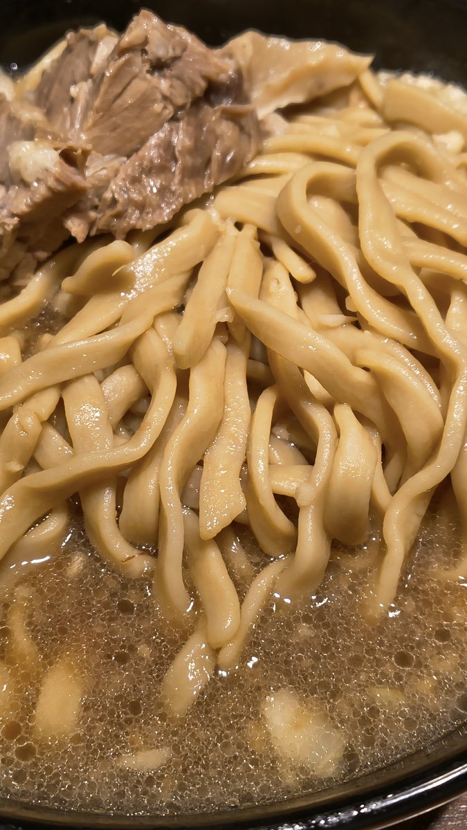 Cold_of_Shonan's tweet photo. ラーメン 豚嵐(板橋区蓮根)

豚嵐ラーメン(豚3枚・300g)
　麺硬め
　全部(＝野菜ニンニクアブラ)増し増し

　豚はホロ柔、アブラはプリトロで旨っ👌
　麺は見るからに極太で旨っ👌
　この日はそこまで硬く感じなかったです
　ラーメン二郎(歌舞伎町とか池袋)で働いていた店主さんのお店のようですです https://t.co/eZCxqVDkRK