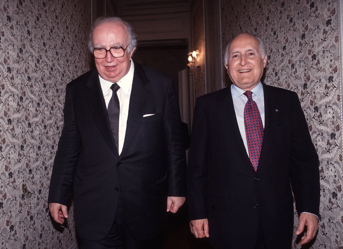 SenatoStampa's tweet photo. Il #25maggio 1992 #Scalfaro è eletto #PresidentedellaRepubblica. Subito dopo l'elezione, a #PalazzoGiustiniani incontra #Spadolini che in seguito alle dimissioni di #Cossiga era divenuto Presidente supplente della Repubblica ex art. 86 della #Costituzione https://t.co/4kGOaowrVT https://t.co/wK9v2h63Qt