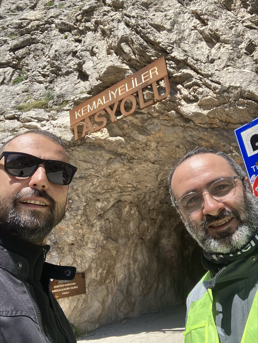 UtkuAltunkaya's tweet photo. @ozguryildz İki çift göz bizden. 

Not: o gözlere ancak gözlükle bakılabilir. https://t.co/aMJOWJyRDN