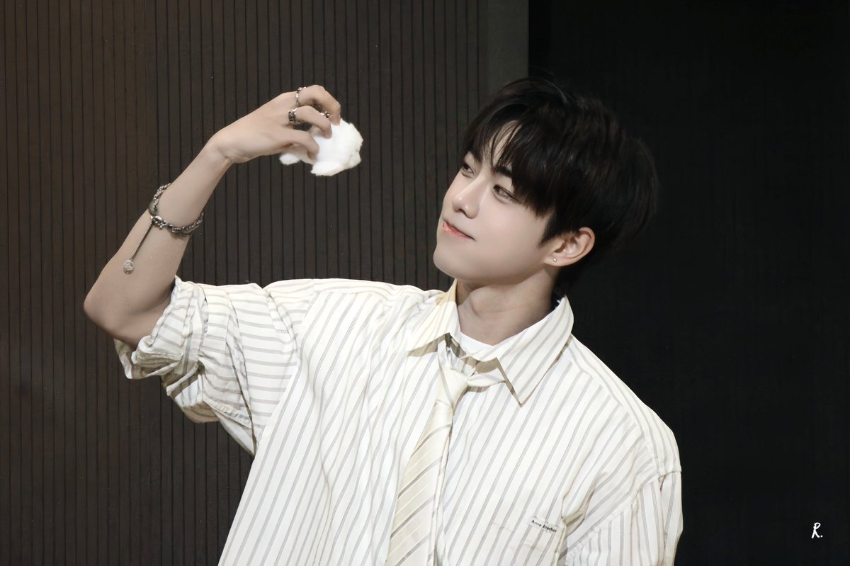 Diary0fR's tweet photo. 260524 애플뮤직

뽀뽀

#ROWAN #로완 #颜秋越 
#MODYSSEY #모디세이 https://t.co/GITw6X8sj3