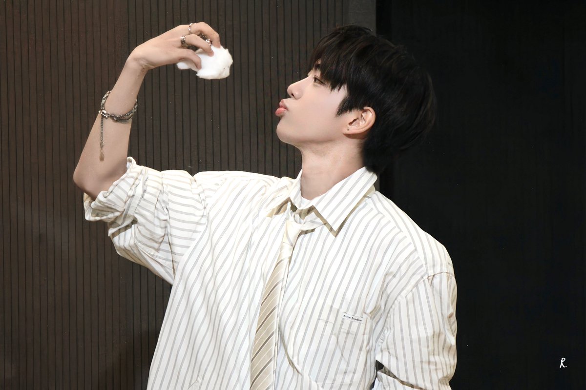 Diary0fR's tweet photo. 260524 애플뮤직

뽀뽀

#ROWAN #로완 #颜秋越 
#MODYSSEY #모디세이 https://t.co/GITw6X8sj3