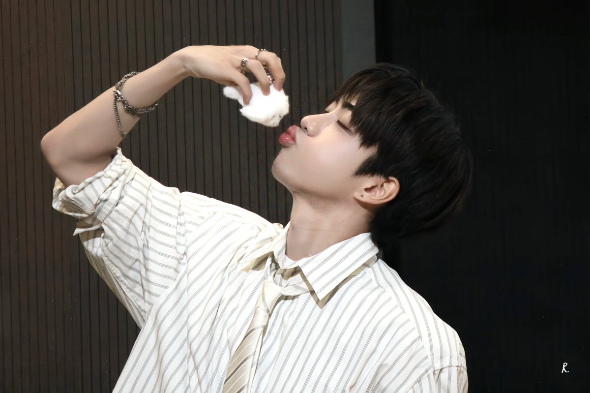 Diary0fR's tweet photo. 260524 애플뮤직

뽀뽀

#ROWAN #로완 #颜秋越 
#MODYSSEY #모디세이 https://t.co/GITw6X8sj3