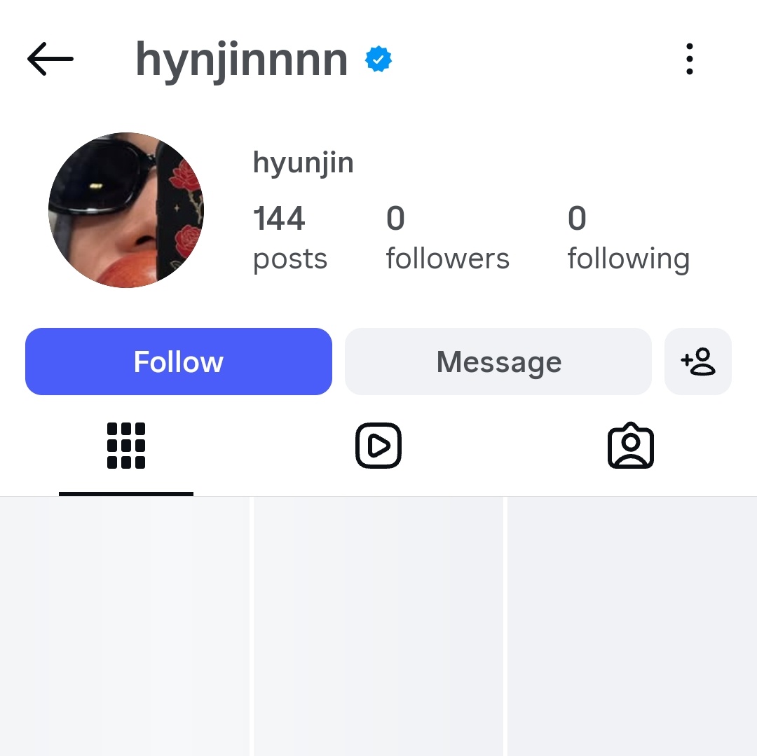 skzinfoesp's tweet photo. Le suspendieron la cuenta a Hyunjin en Instagram, al parecer fue el mismo META AI, otras sospechas son que le reportaron la cuenta

Él dijo que no tenía idea de lo que había pasado, ya que recibió un texto de su mamá, y dijo que la empresa lo está arreglando https://t.co/zZZUf6t15x