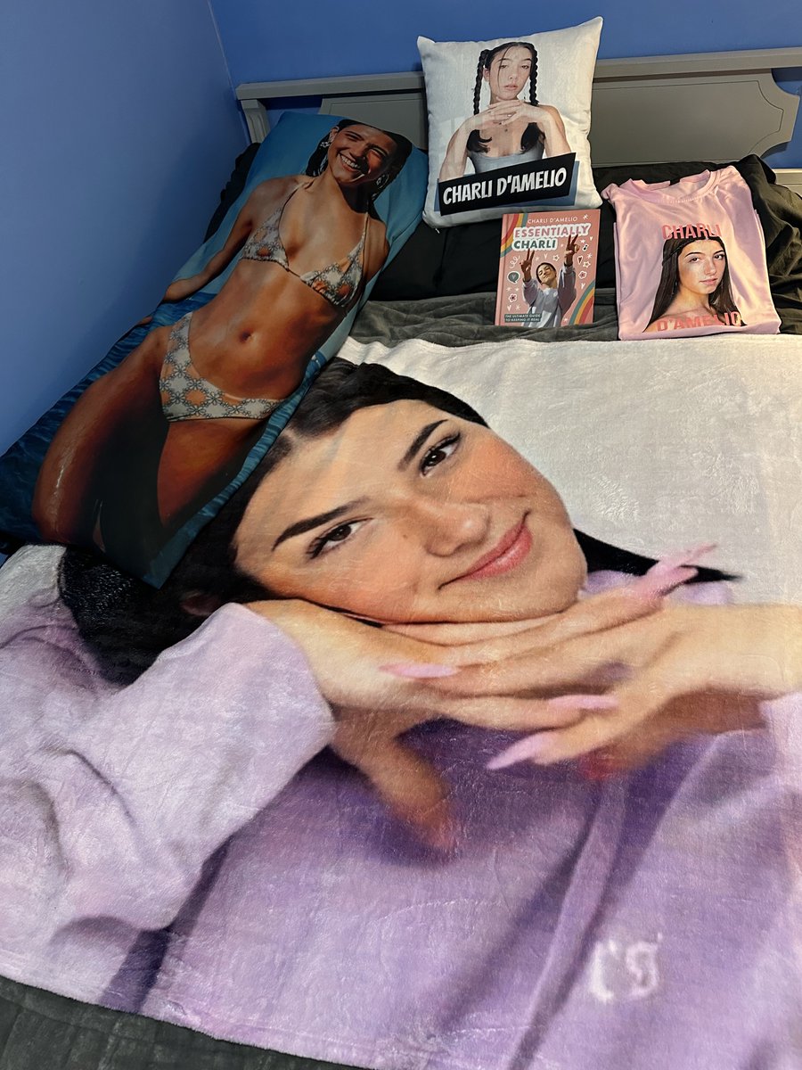 simp44charli's tweet photo. I made my Charli bed this morning https://t.co/5gWW3HTdFn