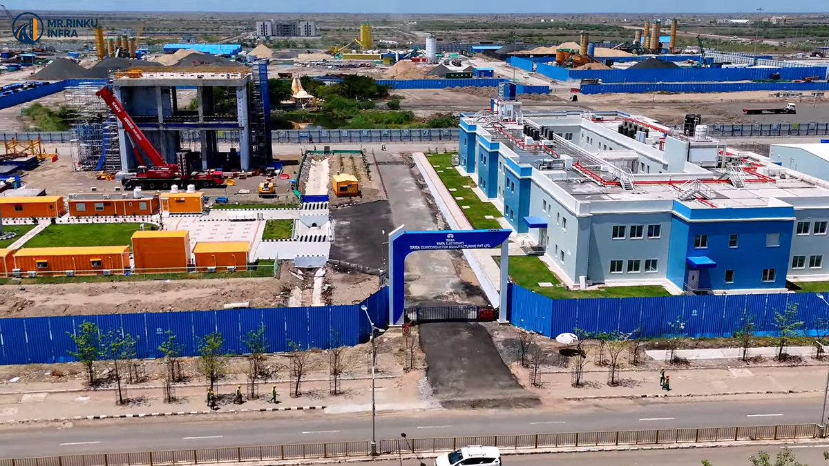 gujarat_plus_'s tweet photo. 96000 Cr India's first semiconductor manufacturing plant by Tata Electronics 

📍Dholera

 (📹Rinku Infra) https://t.co/tRAJRSCUSF