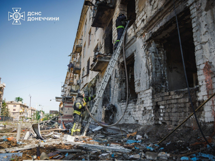 MSkrypchenko's tweet photo. 🔷 Donetsk Oblast — at least 5 killed and multiple civilians injured. FAB bomb, UAV, and MLRS strikes damaged residential buildings, educational facilities, and infrastructure in Kramatorsk and Druzhkivka.

🔷 Sumy Oblast — at least 5 civilians killed and more than 10 injured. Russia attacked border communities with UAVs, artillery, and guided bombs, including a drone strike on a funeral procession near Sumy.

🔷 Chernihiv Oblast — 2 killed, 30 injured. Ballistic missile and drone strikes damaged homes, businesses, infrastructure, and police transport in Novhorod-Siverskyi.

🔷 Russia continues systematic strikes on civilian areas and critical infrastructure across Ukraine, causing mounting civilian casualties and widespread destruction far beyond the frontline.

🔗 Want to stay updated on all the key developments affecting Ukraine through concise weekly summaries in Ukrainian? Subscribe to TDC’s Telegram channel — https://t.co/ZdjFw1fO10