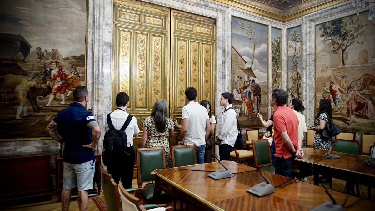 DGobiernoMadrid's tweet photo. 🏛️ Hoy, trabajadoras y trabajadores del @CSIC han visitado la Delegación del Gobierno en Madrid para conocer la historia y el patrimonio del Palacio de Borghetto, sede de la institución.

El delegado del Gobierno, Francisco Martín, @franmartagui les ha acompañado al inicio de la visita para darles la bienvenida a un edificio centenario que forma parte de la historia de Madrid.