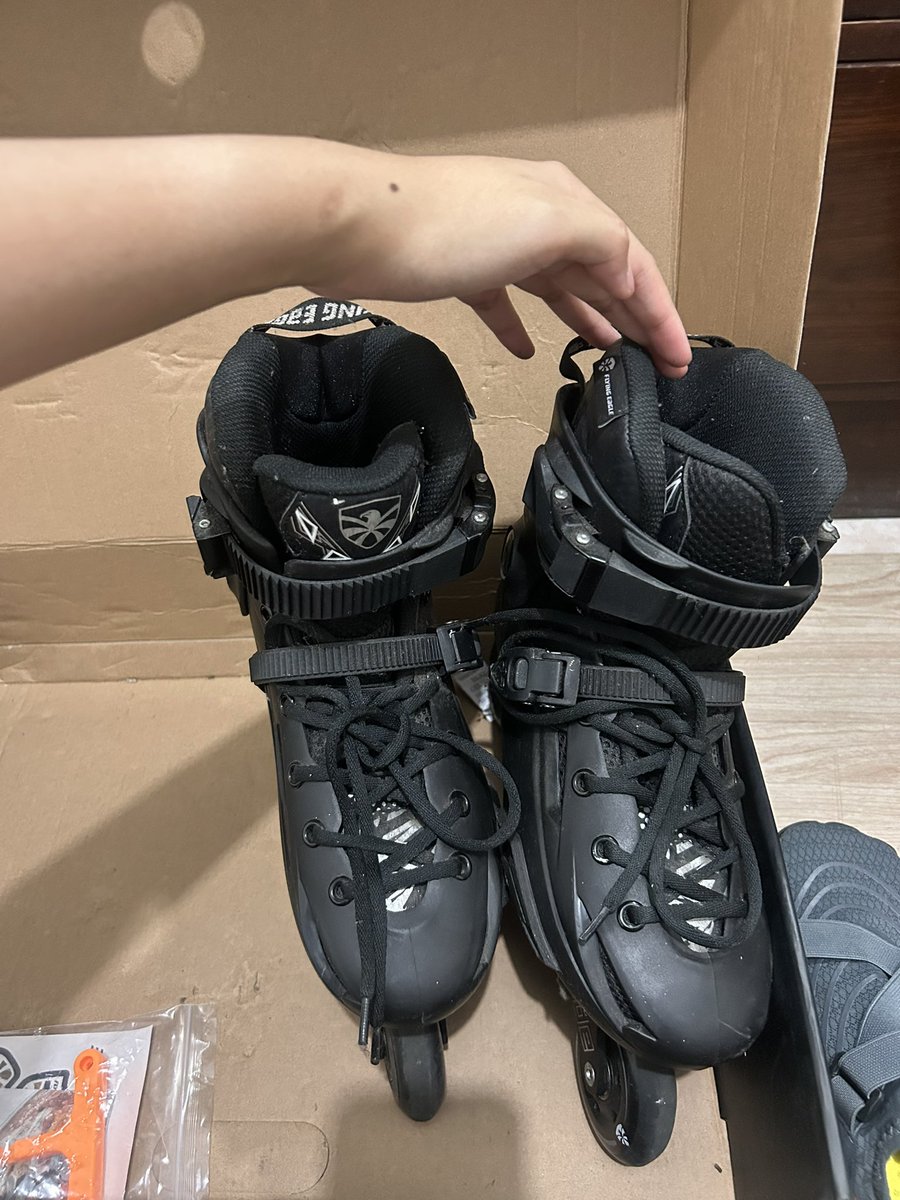ciqarattes's tweet photo. gaiiisss want to sell sepatu roda inline skate merk flying eagles.. ori yesss, masih bagus banget kooo baru bbrp kali pake, dm for price yaa murah aja
 #zonauang #wts 
want to sell
wts https://t.co/wMVTHKcsVA