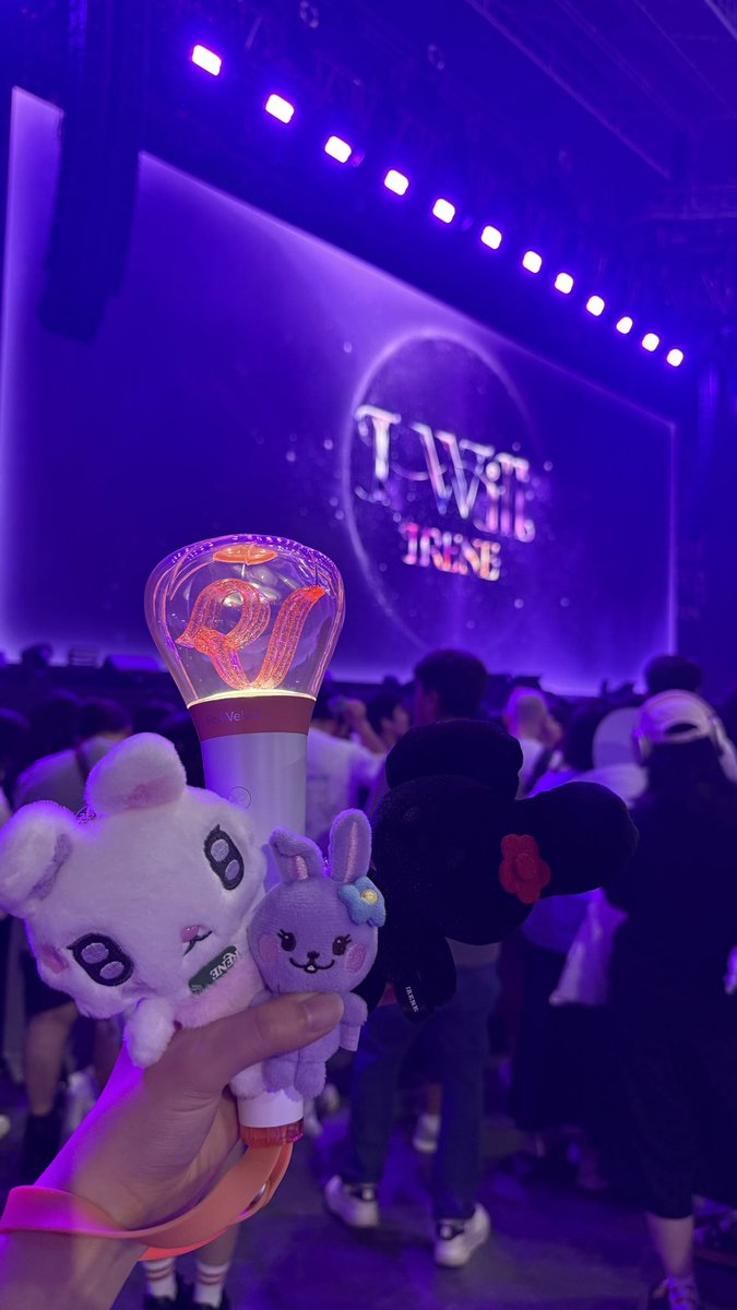 non_rv_'s tweet photo. 2日間も幸せをありがとうね
人生の中でｱｲﾘﾝさんに出逢えたわたしは幸せ者です

2日目終わりに写真撮ろうと上見たらちょうど月があって感動

動画ももちろん撮ったけど少しだけ写真も撮ったから載せるㅎㅎ
マスターじゃないから加工できなくて画質ガビガビだけどそれでも伝わる顔面の強さで無事死亡 https://t.co/FawbxwSI5O