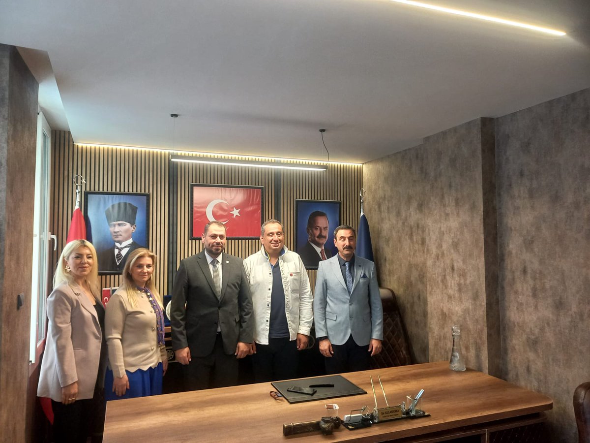 bilaloguzsp's tweet photo. 📍Anahtar Parti
Bugün Anahtar Parti İl Başkanlığı’nı ziyaret ederek yeni İl Başkanı Gür Arslanyürek ve yönetimine hayırlı olsun dileklerimizi ilettik.
Nazik misafirperverliklerinden dolayı teşekkür ediyor, çalışmalarında başarılar diliyoruz. https://t.co/nnCPsPbOb7