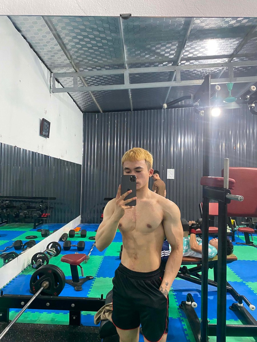 duc_Nguyen0's tweet photo. Em thích tóc đen hay tóc vàng 😚🙂‍↕️ https://t.co/bgm9Q4QVPF
