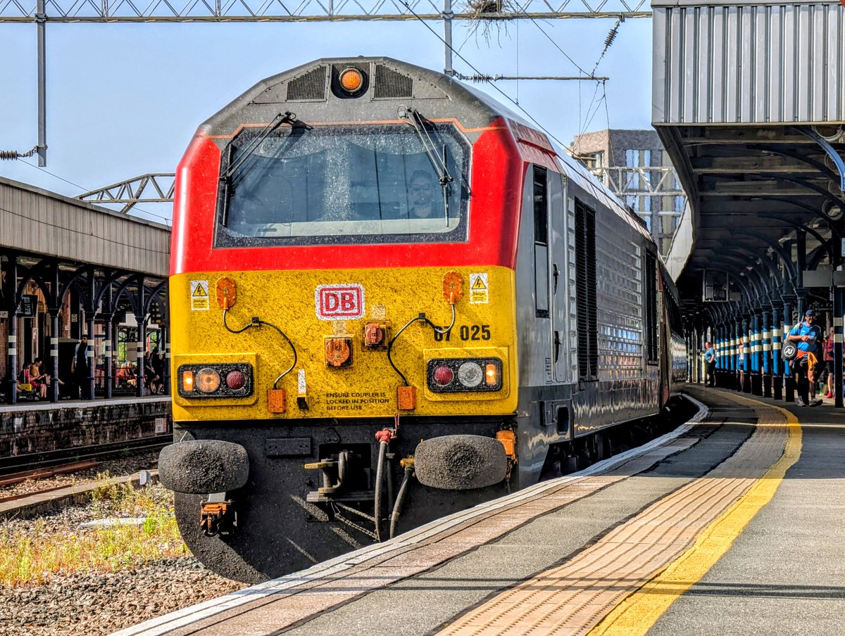 DownOnTheStour's tweet photo. Well the weekend up north has sadly been cut short 😭
And despite a rammed Manchester with City fans TFW blessed me with a required loco on my way home with 67025. Silver linings eh 😍
#DOTS #trainphotography #railwayphotography #class67 #TFW #redpen #required https://t.co/M5YcMohol2