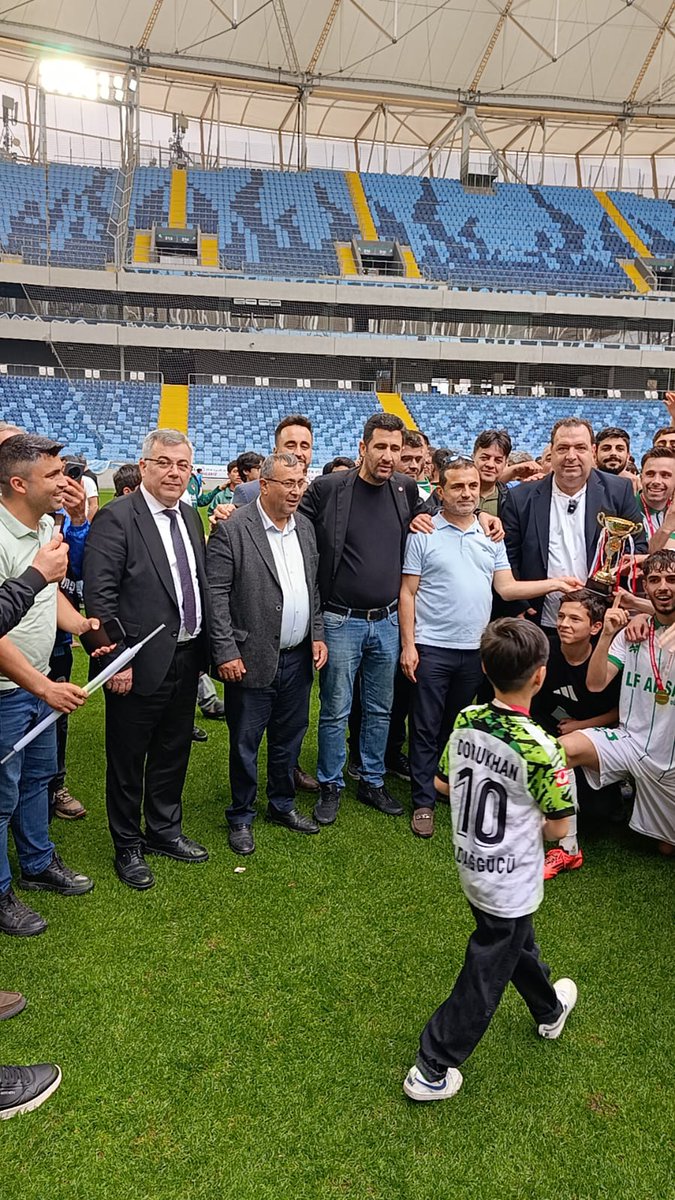 ADANAASKF's tweet photo. Bölgesel Amatör Lig (BAL) baraj müsabakasında Kozanspor’u 2-1 mağlup eden Aladağgücü,  BAL Ligi’ne yükselmiştir.
Düzenlenen törende Başkanımız Dr. Ahmet Bozan tarafından şampiyon takıma kupa ve madalya takdimi gerçekleştirilmiştir. Emeği geçenleri tebrik ediyoruz.
@DRAHMETBOZAN https://t.co/ytT2OO0Amr