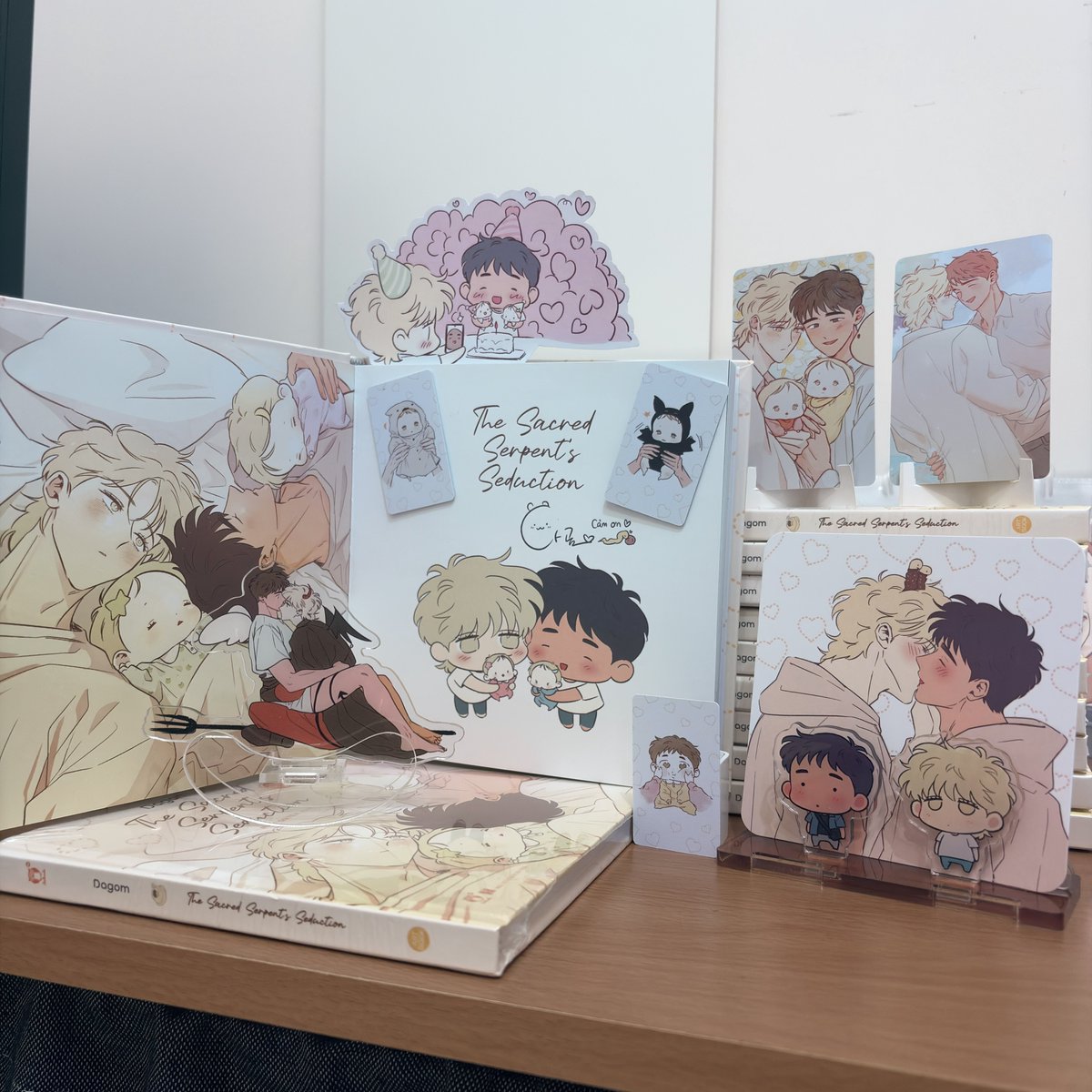 sunynnus's tweet photo. 아트북 받았어요! 너무 귀여워요 🥺
그림도 너무너무 예뻐요
감사합니다 작가님💕
@dagom_  💛

#신을품는방법 #擁神之法 https://t.co/60fkYoI7Je