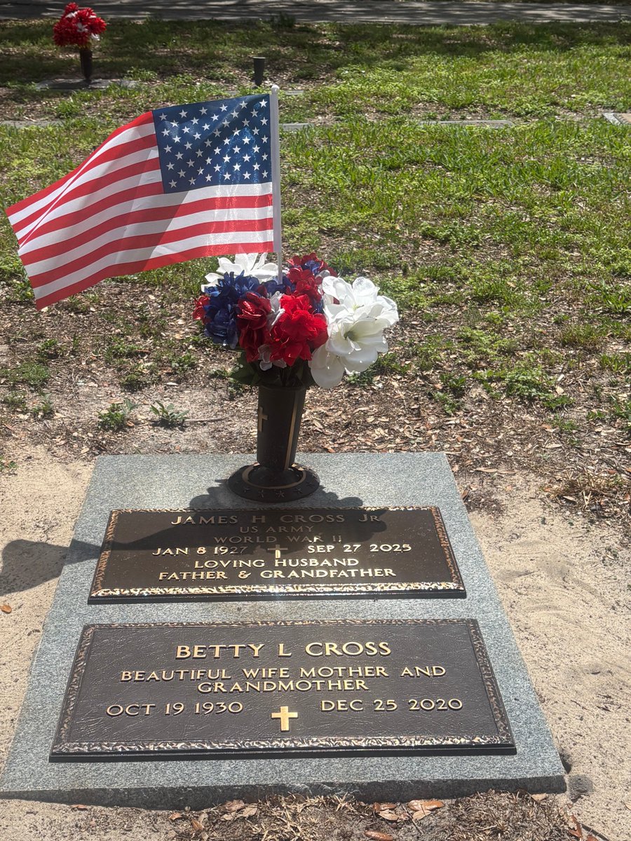 jovijack2's tweet photo. Remembering an honering my favorite Veteran an all of the many all over the country today! Thank you for all of your Service! 💙🇺🇸❤️ https://t.co/UREEl9m6l8