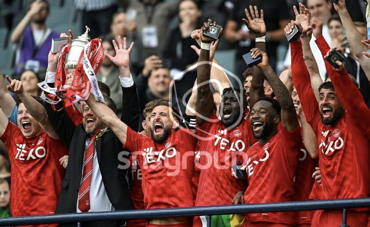 FreeNwakali's tweet photo. Maybe it is the right time but it’s hard to see him go. A player who took ‘giving their all’ to a new level.

Nobody deserved to lift that Scottish Cup last May more than Shinnie. A special player, a special human and a special captain.

Thank you for everything Skipper❤️ https://t.co/zWoZDeWJui