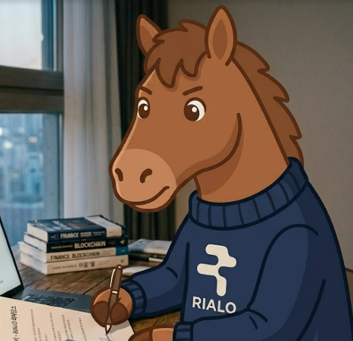 Lovelycripto's tweet photo. 🐴대출 시장의 파편화 문제와 @RialoHQ 의 해결책🐴

 저번주 퀴즈를 풀면서 금융 시장, 특히 대출시장이 겪고 있는 비효율성에 대해 깊이 생각해 보는 계기가 되었음.
 가장 인상 깊었던 문제는 현재 대출 시스템이 얼마나 파편화되어 있는지에 대한 내용이었음.

 문제를 풀면서 나도 예전에 대출 받을때 여기저기 서류 떼러 다니고, 심사 기다리는 데만 한달은 걸렸던 기억이 떠올랐음ㅠㅜㅠㅜ 대출 신청, 심사, 사후 관리까지... 이 모든 과정이 다 따로 놀고 있으니까 서로 데이터를 확인하고 조정하는 데만 시간과 돈이 엄청나게 낭비되고 있다는 게 핵심 문제같음.

 문제를 풀고 나서 곰곰이 생각해보니깐 리알로가 말하는 '통합(Integration)'과 '슈퍼모듈러리티(Supermodularity)'가 이 문제를 해결하는 아주 강력한 열쇠가 될 수 있겠다 싶어서 더 깊이 알아봤음.

 리알로는 이 복잡하고 찢어진 대출 과정을 블록체인이라는 하나의 기반 위로 다 모아서 묶어버림. 이렇게 통합하면 대출 전 과정에서 발생하는 데이터를 중간에 서류를 뗄 필요 없이 실시간으로 조작 불가능하게 검증할 수 있음.

 특히 심사(Underwriting) 단계에서 블록체인 채택이 엄청난 진보라고 한 이유도 이제 이해가 감. 사람이 서류를 확인하고 판단하는 게 아니라, 블록체인에 연결된 실시간 데이터를 가지고 전산이 알아서 심사하고 정산되니까 투명성과 효율성이 말도 안 되게 높아질 수밖에 없음.

 단순히 비효율적인 걸 개선하는 걸 넘어서 대출이라는 복잡한 금융 시스템 자체를 처음부터 끝까지 블록체인 위에서 완벽하게 통합해버리려는 리알로의 접근이 참 스마트하다고 느낌!!!!

@silverwave1000   @RialoKorea