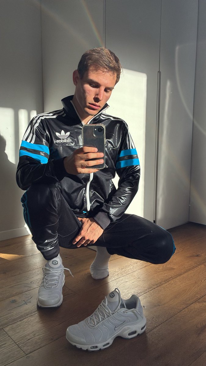 Nik.sneak tweet media