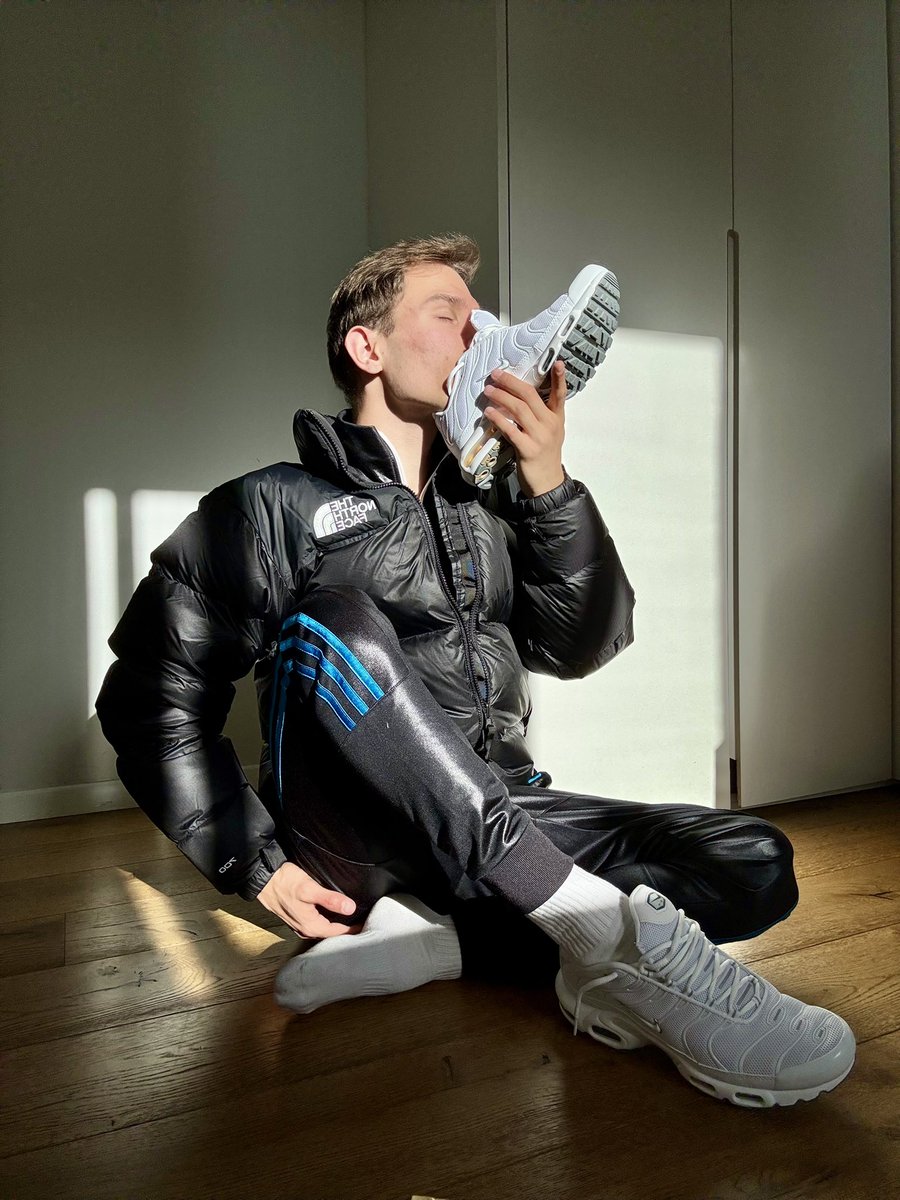 Nik.sneak tweet media