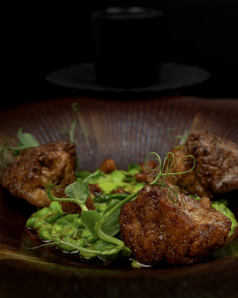 guysavoy's tweet photo. Ris de veau « rissolés-moelleux », petits pois à la française, pot de bouillon de veau.

Crispy and tender veal sweetbreads, petits pois à la française, pot of veal bouillon.

#GuySavoy #Veau #RisDeVeau #PetitsPois #Peas https://t.co/OTn8zkz1e1