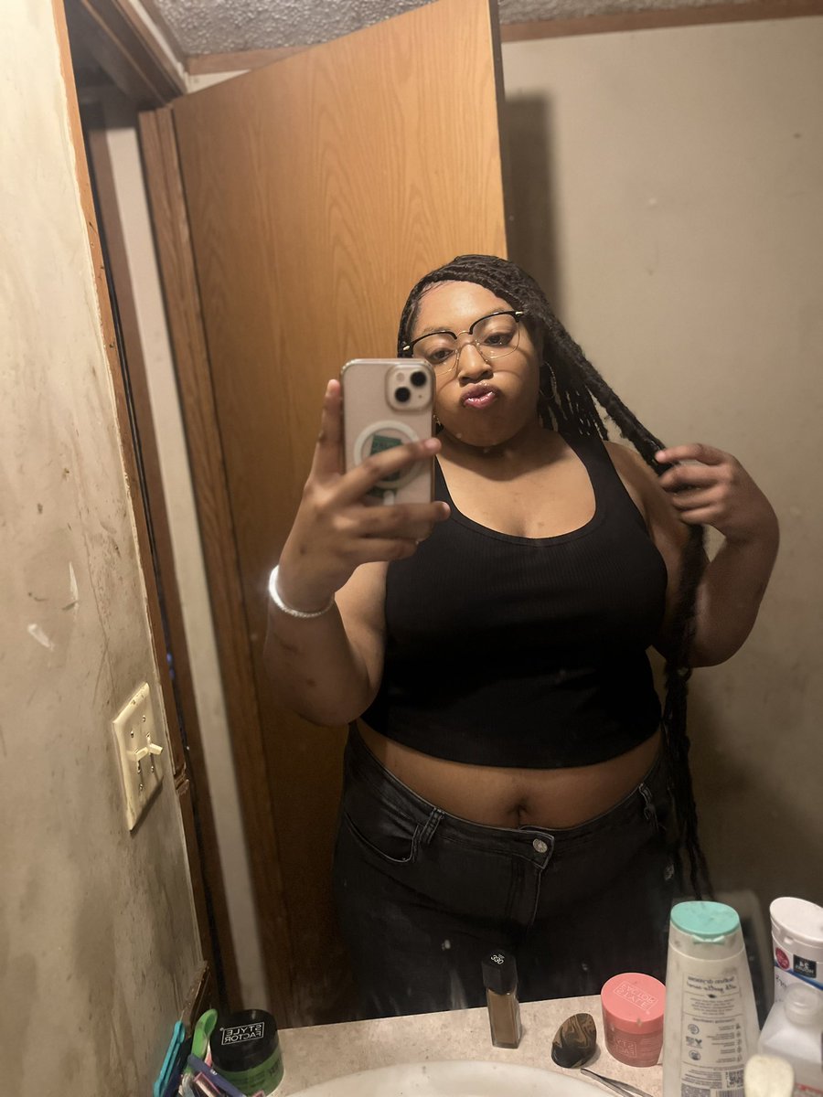 IttybitL's tweet photo. ii need a linking partner and friends of im a bbw a lightskin one too😍😩 but yall scared😅 https://t.co/wizFxbdd99