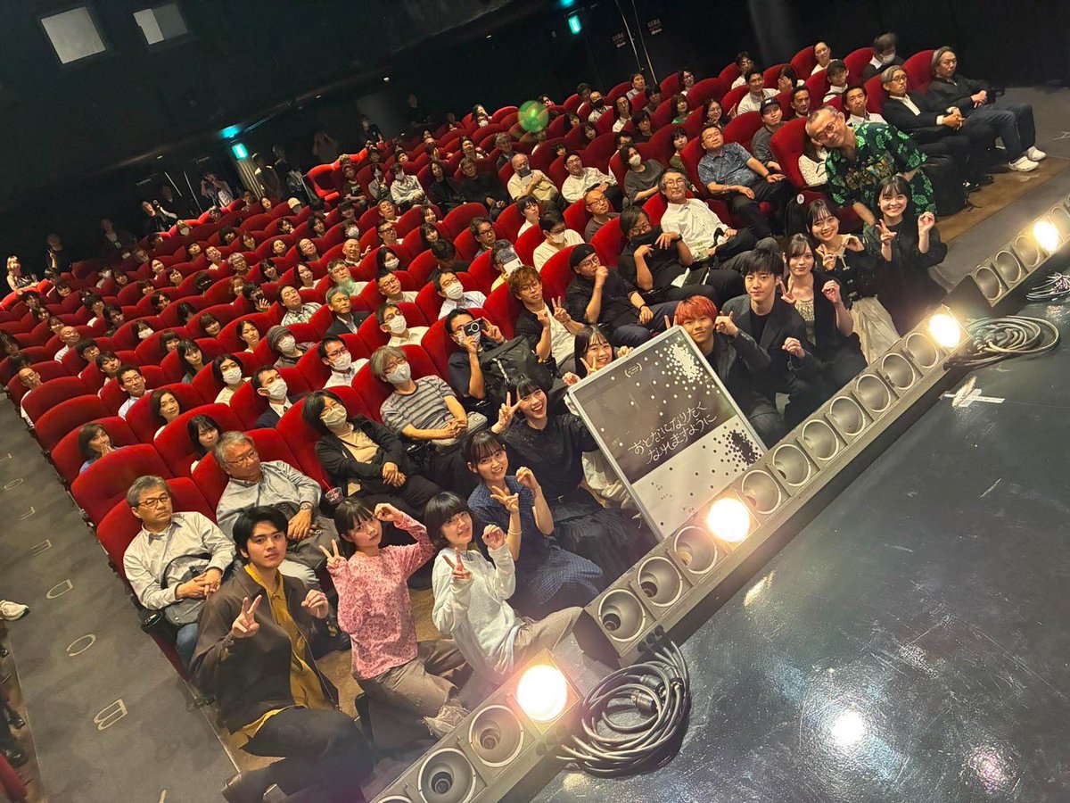 ama_n_a's tweet photo. テアトル新宿広くてたくさん人がいて緊張しました！
満席ありがとうこざいました！
久しぶりの #自画自讃 を観て泣いてしまった。
高校のホールに帰りたいな…って思いました〜 https://t.co/mbLc3SCdVZ