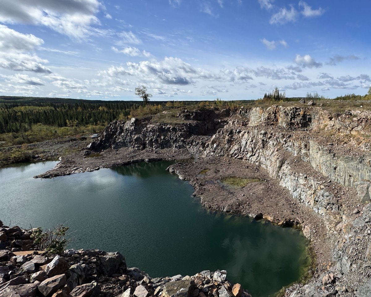 STLLRgold's tweet photo. The 2025 PEA for the Tower Gold Project outlines a long-life asset with meaningful scale—averaging ~273,000 oz/year over 19 years at ~9.5 Mtpa.

At US$3,200/oz gold, the PEA highlights the following outcomes:
- US$5.0B after-tax free cash flow
- US$2.5B NPV (5%)
- 24% IRR

With AISC of US$1,537/oz, the project is positioned for strong margin expansion as gold rises.

And here’s the kicker:
Every +US$500/oz in gold = +US$1.0B in NPV

That’s real torque in a strengthening gold market.

🔗 Dive deeper at https://t.co/cuASIPTxoy