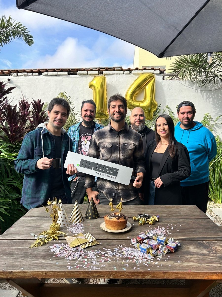 MaisisOnline's tweet photo. 🎈1️⃣4️⃣ anos depois… ainda tem bolo improvisado, confete na mesa e briefing chegando em cima da hora. 😅

Obrigado a cada cliente, parceiro e pessoa que fez parte desses 14 anos. https://t.co/wZijGjkIuS