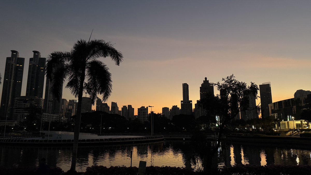 catto__'s tweet photo. เอาจริงๆ Bangkok morning vibe ตามสวนของกรุงเทพ มันสวยมากๆ แบบให้เลยจริงๆ ทั้ง sunrise, park, building and landscape ทั้งหมดมันสวยมาก https://t.co/FKPRy7U3du