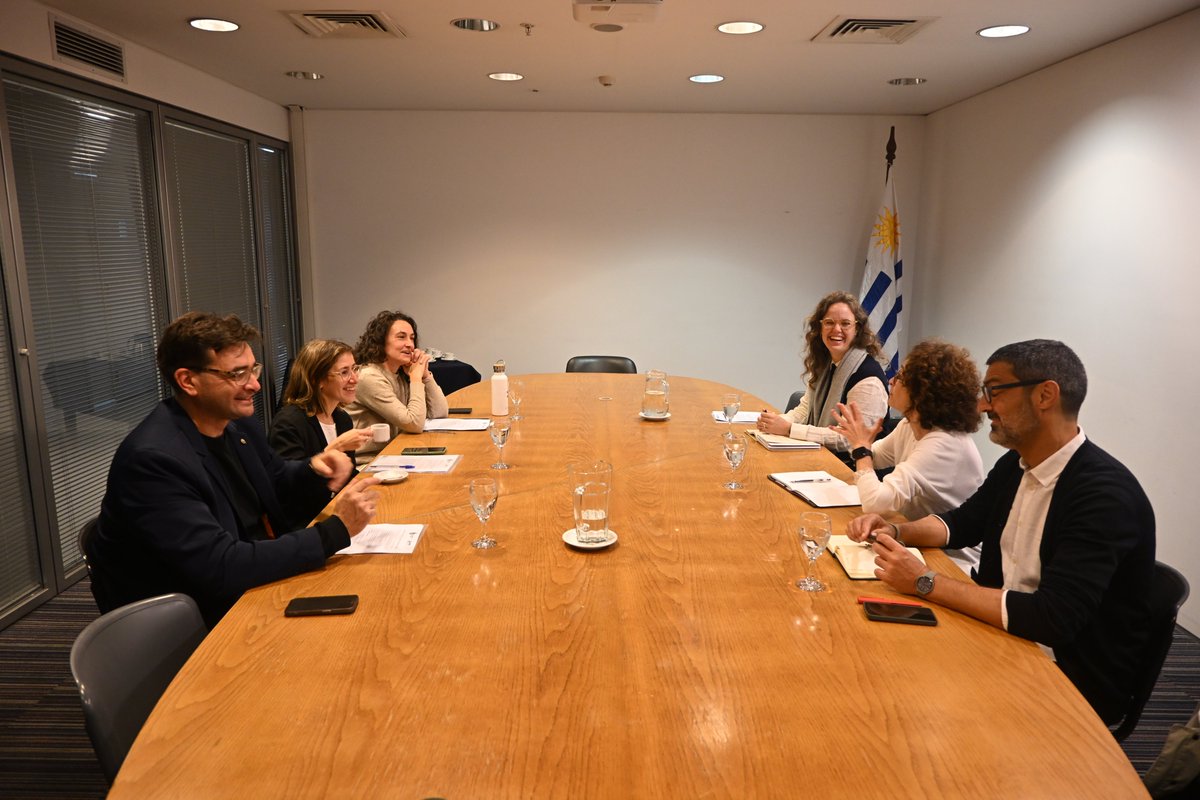 AuciUruguay's tweet photo. El director de #AUCI, @Clavijo_Martin y equipo recibieron a representantes de la @CooperacionAND, en el marco del Proyecto de Cooperación Triangular que busca fortalecer la complementariedad y gobernanza de los instrumentos de planificación con enfoque territorial. https://t.co/beWsqP1O3Y